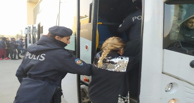 700 polisle şafak operasyonunda kapılar koç başlarıyla kırıldı