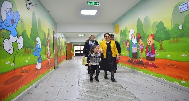 Serebral Palsi Hastası Kübra, karnesini almaya başkanın makam aracıyla gitti