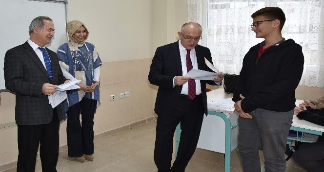 Mustafakemalpaşa Kaymakamı Koçberber karne dağıttı