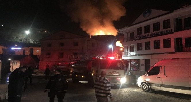 3 katlı metruk bina alevlere teslim