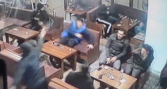Bursa'da 2 kişinin silahla yaralanma anı kamerada