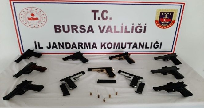 Silah kaçakçısının evine şok baskın