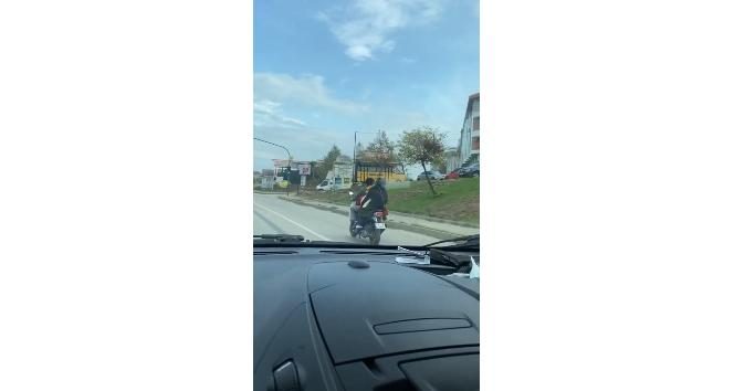 Bir motosiklette 4 kişinin tehlikeli yolculuğu