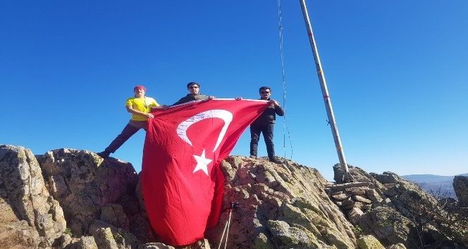 Dağ yöresinin zirvesindeki bayrak yenilendi