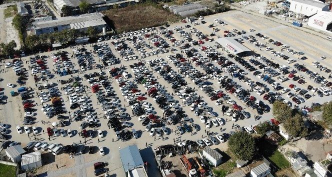 İkinci el oto pazarında gezen çok, alan yok