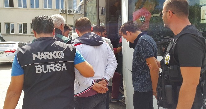 Okuldaki öğrencilere satacakları haplarla yakalandılar