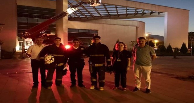 Kediyi kurtaran itfaiyecilere sağlıkçılardan sürpriz kutlama