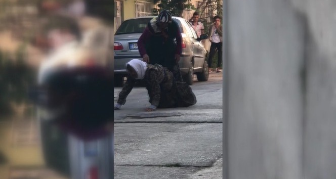 (Özel Haber) İnsafsız gelin, kaynanasını sokak ortasında böyle dövdü