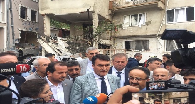 Kaymakam ve başkan patlama bölgesinde inceleme yaptı