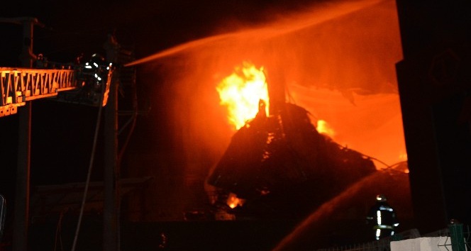 Bursa’daki fabrika yangınına 50 itfaiye aracı ile 150 itfaiyeci müdahale ediyor