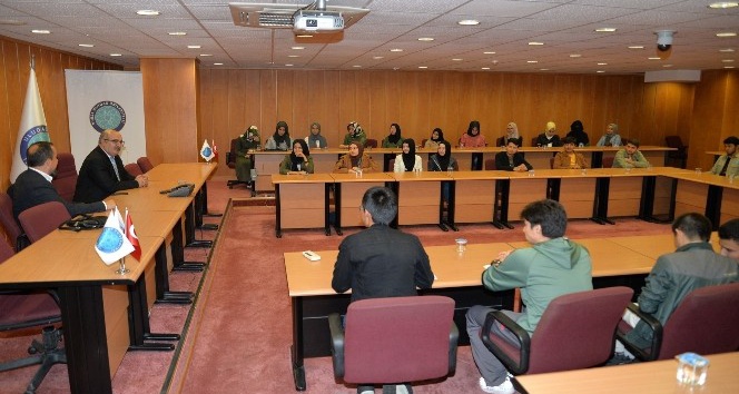 Uygur Türkü öğrencilerden rektörlüğe teşekkür ziyareti