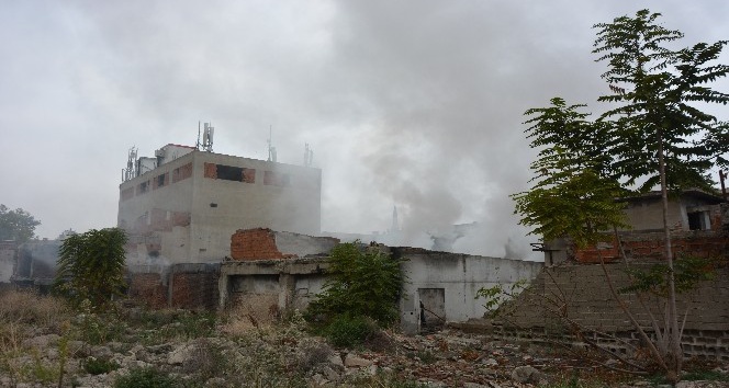 Hortumla yangına müdahale etti