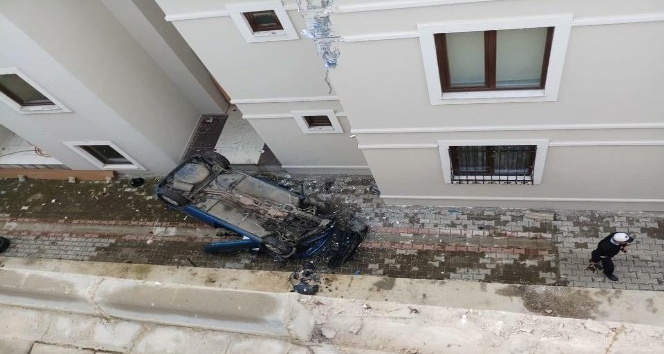 Otomobil apartman boşluğuna düştü: 1 yaralı