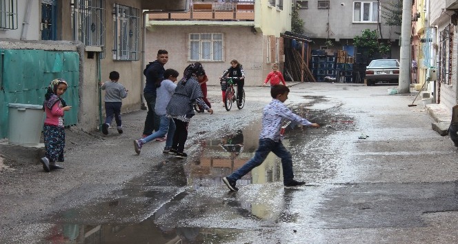 Sokağı kanalizasyon suyu bastı