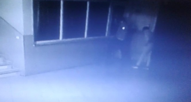 Okula girip müdürün bilgisayarını çaldılar