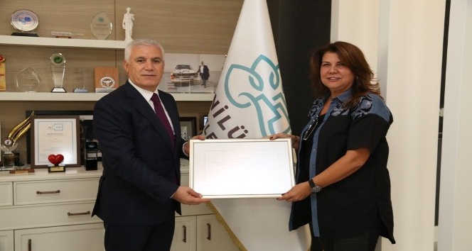 Huzurevi sakinlerine gönüllü bakım yapan kuaföre ödül