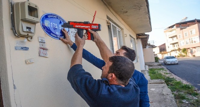 Karacabey’de cadde ve sokak levhaları yenileniyor