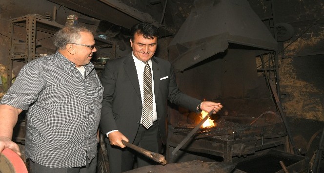 Dündar tarihî çarşıda demir dövdü