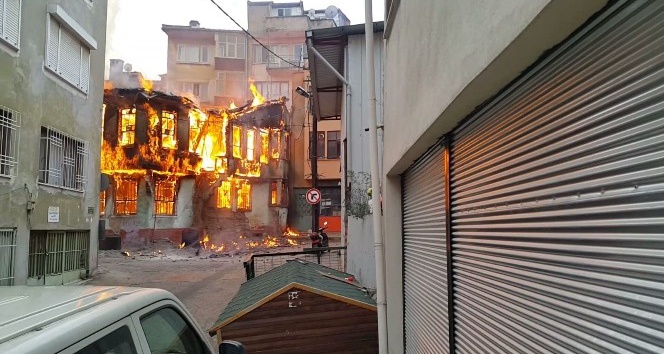 Bursa’da tarihi çarşıdaki ahşap bina alev alev yandı…Binanın yangınla çökmesi kameraya yansıdı