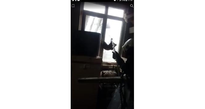 Sıkışan kedi saatlerce kurtarılmayı bekledi