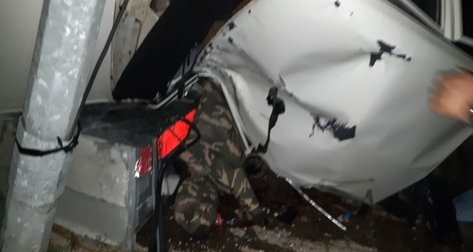 Önce elektrik trafosuna daha sonra aydınlatma direğine çarptı