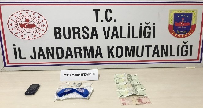 Uyuşturucu yüklü araçtaki 3 kişi gözaltına alındı