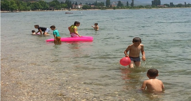 Karnelerini alan çocuklar İznik gölüne koştu