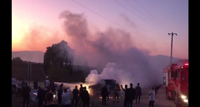 Park halindeki lüks araç mezarlıkta alev aldı