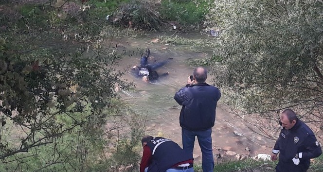 Bursa’da derede esrarengiz ceset…Yanında uyuşturucu aparatı bulundu