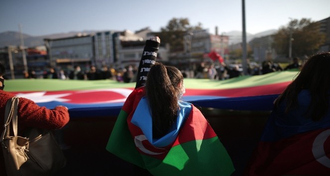 Bursa’da Azerbaycan zaferi dev bayrakla kutlandı