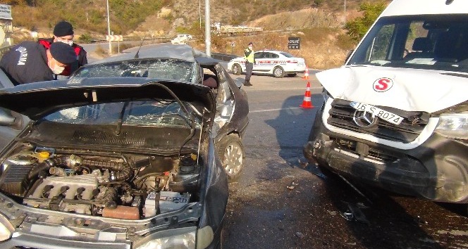 Servis aracıyla otomobil çarpıştı: 1’i ağır 7 yaralı