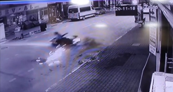 Bursa’da kontrolden çıkan motosiklet savruldu…İki kişi ölümden böyle döndü