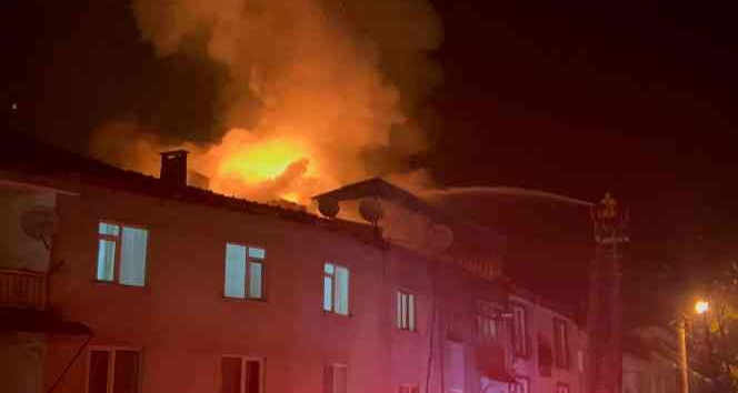 Bursa’da 3 katlı apartmanın çatısı alev alev yandı