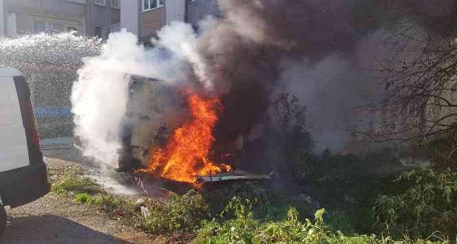 Oto galeri önündeki minibüs alev alev yandı